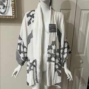 Stylish Black and White Women’s Topper/Kimono